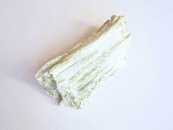 MASTEK surový, svým působením nás celkově harmonizuje, působí zejména na srdeční čakru, pomáhá uvolňovat hluboko uložené křivdy jak z minulých životů, tak i z dětství. Jeho jemné vibrace nás vedou očistnou cestou posilující celý čakrový systém