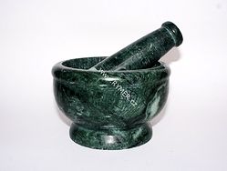 HMOŽDÍŘ kamenný/zelený - serpentýn slouží k rozdrcení a rozmělnění vykuřovadel, zhomogenizování vykuřovacích směsí