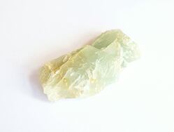 AKVAMARÍN surový, je znám již od středověku. Jeho vibrace posilují auru, čímž nás chrání před negativními okolními vlivy. Podporuje motivaci a cílevědomost