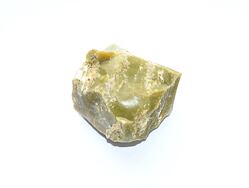 ZELENÝ OPÁL surový, umožnuje pochopení vlastní ceny, je také kamenem ochranným, vhodným k šamanským cestám, posiluje imunitní systém. 