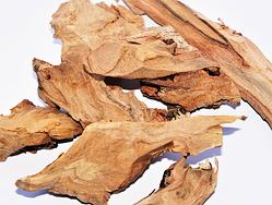 SANTÁLOVÉ DŘEVO / Papua Nová Guinea  jako vykuřovadlo je sandalwood považováno za  symbol životní síly, věří se, že jeho vůně zahání zlé duchy, dokáže očistit člověka od všech hříchů.