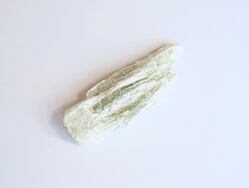 MASTEK surový, svým působením nás celkově harmonizuje, působí zejména na srdeční čakru, pomáhá uvolňovat hluboko uložené křivdy jak z minulých životů, tak i z dětství. Jeho jemné vibrace nás vedou očistnou cestou posilující celý čakrový systém