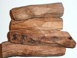 SANTÁLOVÉ DŘEVO - kořenové jádrové dřevo  jako vykuřovadlo je sandalwood  považováno za  symbol životní síly, věří se, že jeho vůně zahání zlé duchy, dokáže očistit člověka od všech hříchů.