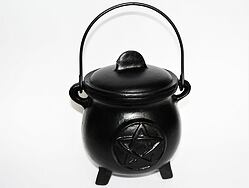KADIDELNICE - velký litinový kotlík s pokličkou, symbol pentagram vykuřovací miska také kadidelnice je ohnivzdorná nádoba určená k pálení vykuřovadel