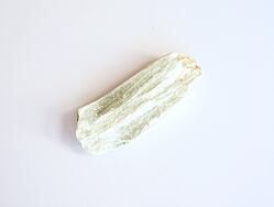 MASTEK surový, svým působením nás celkově harmonizuje, působí zejména na srdeční čakru, pomáhá uvolňovat hluboko uložené křivdy jak z minulých životů, tak i z dětství. Jeho jemné vibrace nás vedou očistnou cestou posilující celý čakrový systém