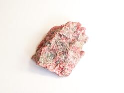 RODONIT surový, minerál, který přináší klid a citovou rovnováhu. Otevírá srdce, podporuje schopnost milovat a odpouštět