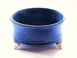 Kadidelnice keramická, nízká tm. modrá je ideální pro domácí vykuřování, na vrstvu písku či himalájské soli (izolační vrstva) položte uhlík a postavte ji na nehořlavou podložku