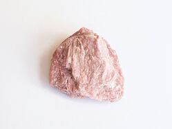 RODONIT surový, minerál, který přináší klid a citovou rovnováhu. Otevírá srdce, podporuje schopnost milovat a odpouštět