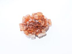 ARAGONIT - sputnik, je silně uzemňující kámen, umožňuje spojení se zemí. Transformuje geopatogenní zóny, uvádí do pohybu zablokovanou energii. Tímto dokáže snížit napětí a stres, urychluje duchovní vývoj, působí proti přecitlivělosti a přehnaným nárokům na sebe sama