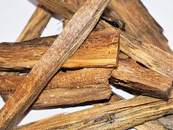 GAHARU BUAYA  - krokodýlí agarwood při vykuřování je silně uklidňující, zbavuje nás stresu a pomáhá navození spirituální atmosféry