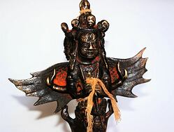 PHURBA kov, patina, s dřevěným podstavcem
