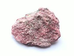 RODONIT surový, minerál, který vnáší do života klid a citovou rovnováhu, posiluje schopnost milovat i odpouštět a pomáhá hojit stará citová zranění.