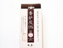 Japonský rýžový popel do kadidelnice, slouží jako izolační vrstva při pálení vonných tyčinek, spirálek a prášků.