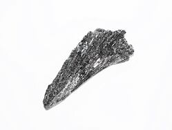 Černý kyanit vějířovitý minerál