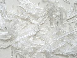 MENTOL - krystaly, označované i jako eukalyptové krystaly,  vykuřovadlo pocházející z máty  má očistné účinky, posiluje a podporuje odhodlání, koncentraci a paměť, pomáhá nalézt sebedůvěru a naději