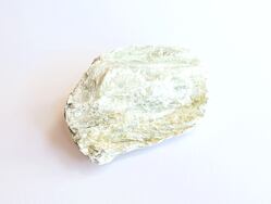 MASTEK surový, svým působením nás celkově harmonizuje, působí zejména na srdeční čakru, pomáhá uvolňovat hluboko uložené křivdy jak z minulých životů, tak i z dětství. Jeho jemné vibrace nás vedou očistnou cestou posilující celý čakrový systém