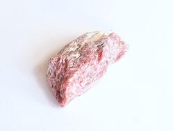 RODONIT surový, minerál, který vnáší do života klid a citovou rovnováhu, posiluje schopnost milovat i odpouštět a pomáhá hojit stará citová zranění.