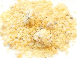 MASTIX, perský – pryskyřice s terpentýnově-balzamickou vůní. Vhodná k očistě a ochraně prostoru, její kouř přirozeně odpuzuje hmyz