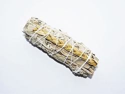 BÍLÁ ŠALVĚJ a sweetgrass - svazek vykuřovadlo white sage, kalifornská nebo také indiánská šalvěj, šamanský svazek kombinovaný se zblochanem, tomkovicí nebo také sladkou trávou má silné očistné a ochranné účinky