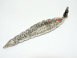 Stojánek buddha kov, stříbrná patina, list na pálení vonných tyčinek, bezpečný a stabilní držák na tyčinky