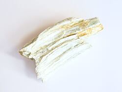 MASTEK surový, svým působením nás celkově harmonizuje, působí zejména na srdeční čakru, pomáhá uvolňovat hluboko uložené křivdy jak z minulých životů, tak i z dětství. Jeho jemné vibrace nás vedou očistnou cestou posilující celý čakrový systém