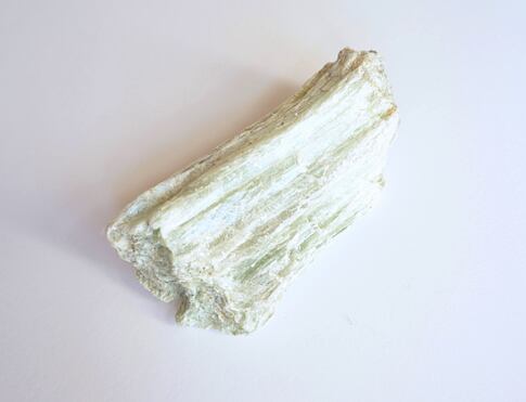 MASTEK surový, svým působením nás celkově harmonizuje, působí zejména na srdeční čakru, pomáhá uvolňovat hluboko uložené křivdy jak z minulých životů, tak i z dětství. Jeho jemné vibrace nás vedou očistnou cestou posilující celý čakrový systém