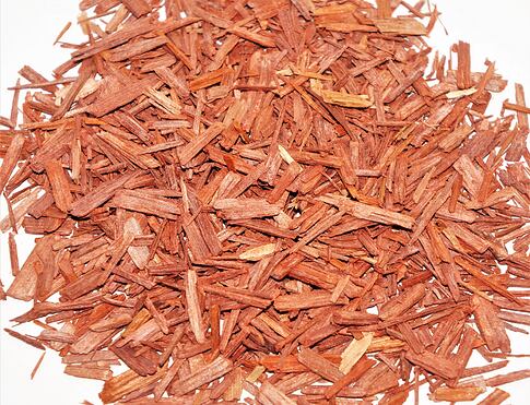 BRAZILWOOD při vykuřování dokáže očistit prostor jak na fyzické, tak i duchovní oblasti, má uklidňující a konejšivé účinky na duši.