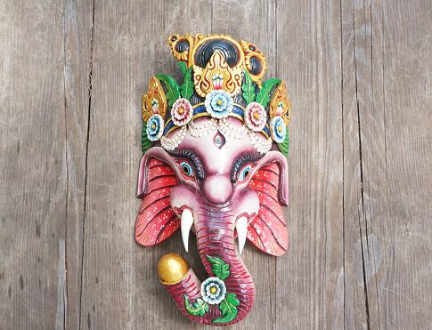 GANESHA dřevěná maska, růžová, symbol požehnání, stability a duchovního vedení, podporuje začátky, přináší do prostoru klid a harmonii 