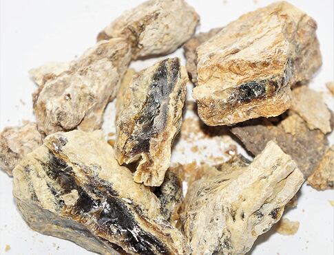DAMARA tmavá jako vykuřovadlo prosvětluje duši, přináší dobrou náladu, vyvolává jasnozřivost a pomáhá spojit se s bytostmi světla, např. anděly.