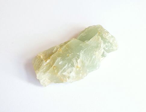 AKVAMARÍN surový, je znám již od středověku. Jeho vibrace posilují auru, čímž nás chrání před negativními okolními vlivy. Podporuje motivaci a cílevědomost