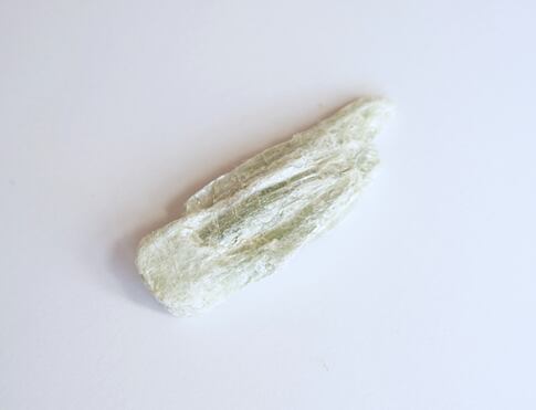 MASTEK surový, svým působením nás celkově harmonizuje, působí zejména na srdeční čakru, pomáhá uvolňovat hluboko uložené křivdy jak z minulých životů, tak i z dětství. Jeho jemné vibrace nás vedou očistnou cestou posilující celý čakrový systém