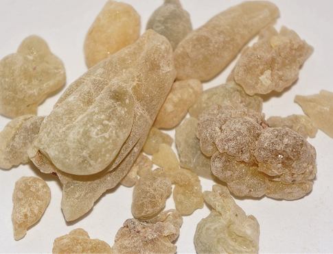 KADIDLO Africké zelené pryskyřice z kadidlovníků, zvané olibanum, luban, patří mezi nejúčinnější vykuřovadla čistící atmosféru jak na duchovní i fyzické úrovni, nese v sobě silnou spirituální energii