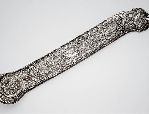 Stojánek kov, lyže, stříbrná patina, drak a buddha