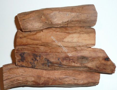 SANTÁLOVÉ DŘEVO - kořenové jádrové dřevo