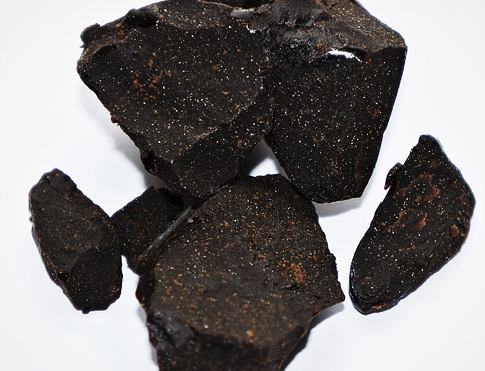LABDANUM lepkavá pryskyřice z cistu ladanového jako vykuřovadlo se používá se při silném uzemnění, zahřátí, uvědomění si sama sebe, svého těla, nalezení pevné půdy pod nohama.