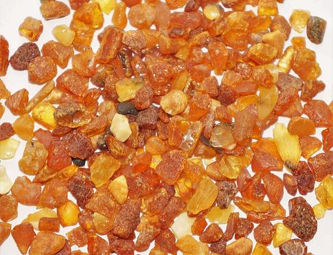 JANTAR BALTICKÝ fosilní pryskyřice, nazývaná amber Je vykuřovadlo užíváné pro silnou očistu, hodí se při dlouhých meditacích, proti stresu a únavě.