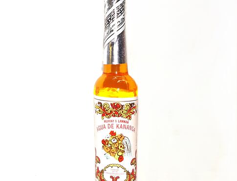 AGUA DE KANANGA mysteriózní kolínská voda má bohatou květinovou vůni, základem je esenciální olej, který se vyrábí z květů stromu kananga (Cananga odorata), slouží k navození klidné atmosféry, přitahuje pozitivní vibrace, domácí štěstí a prosperitu, i lásku a věrnost milovaného člověka.