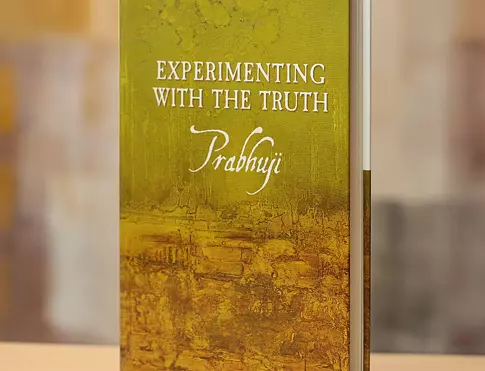 EXPERIMENTING WITH THE TRUTH kniha pro ty, kdo touží po hlubším poznání a spojení s vyšší realitou.