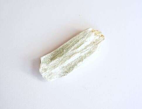 MASTEK surový, svým působením nás celkově harmonizuje, působí zejména na srdeční čakru, pomáhá uvolňovat hluboko uložené křivdy jak z minulých životů, tak i z dětství. Jeho jemné vibrace nás vedou očistnou cestou posilující celý čakrový systém