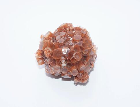 ARAGONIT - sputnik, je silně uzemňující kámen, umožňuje spojení se zemí. Transformuje geopatogenní zóny, uvádí do pohybu zablokovanou energii. Tímto dokáže snížit napětí a stres, urychluje duchovní vývoj, působí proti přecitlivělosti a přehnaným nárokům na sebe sama