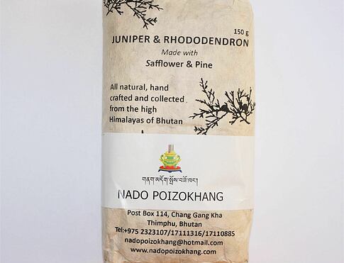 Vykuřovací prášek - NADO POIZOKHANG SANG  vykuřovací směs, nazývaná sang z Bhůtánu se pálí k obětování božstvům, ochrana před zlými duchy a démony, očistění prostoru i vlastní karmy