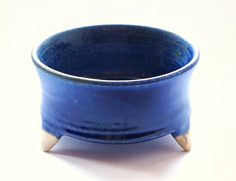 Kadidelnice keramická, nízká tm. modrá je ideální pro domácí vykuřování, na vrstvu písku či himalájské soli (izolační vrstva) položte uhlík a postavte ji na nehořlavou podložku
