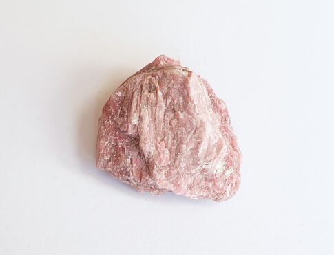 RODONIT surový, minerál, který přináší klid a citovou rovnováhu. Otevírá srdce, podporuje schopnost milovat a odpouštět