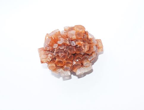 ARAGONIT - sputnik, je silně uzemňující kámen, umožňuje spojení se zemí. Transformuje geopatogenní zóny, uvádí do pohybu zablokovanou energii. Tímto dokáže snížit napětí a stres, urychluje duchovní vývoj, působí proti přecitlivělosti a přehnaným nárokům na sebe sama