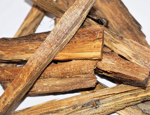 GAHARU BUAYA  - krokodýlí agarwood při vykuřování je silně uklidňující, zbavuje nás stresu a pomáhá navození spirituální atmosféry