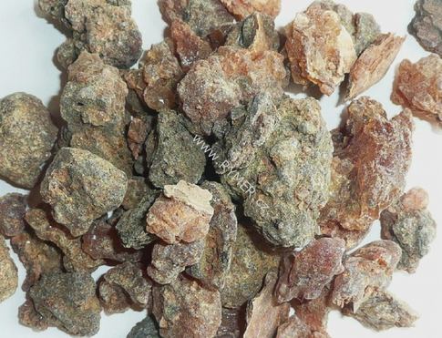 MYRHA, Keňa vykuřovadlo, pryskyřice z myrhovníku spojuje nás se zemí, uklidňuje, zpomaluje, stahuje a zahušťuje, má silný vztah k ženskému principu jin