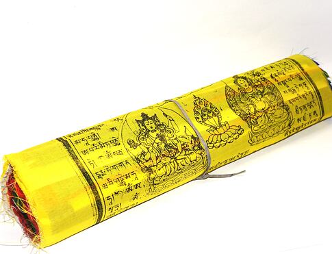 TIBETSKÉ MODLITEBNÍ PRAPORKY sada, mají hluboký duchovní a tradiční význam, který hraje důležitou roli v buddhistické praxi, jsou potištěny posvátnými mantrami, modlitbami a symboly, které mají přinést štěstí, zdraví a ochranu.