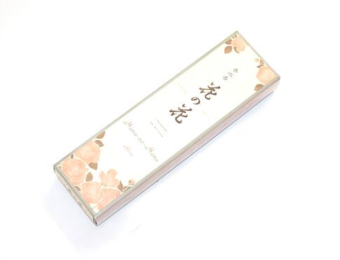 Vonné tyčinky Hana no Hana není jen vonná tyčinka, je to cesta do světa krásy, elegance a ušlechtilých květin, která vás každý den obklopí luxusem a smyslovým potěšením.   