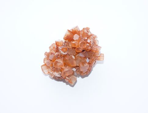 ARAGONIT - sputnik, je silně uzemňující kámen, umožňuje spojení se zemí. Transformuje geopatogenní zóny, uvádí do pohybu zablokovanou energii. Tímto dokáže snížit napětí a stres, urychluje duchovní vývoj, působí proti přecitlivělosti a přehnaným nárokům na sebe sama