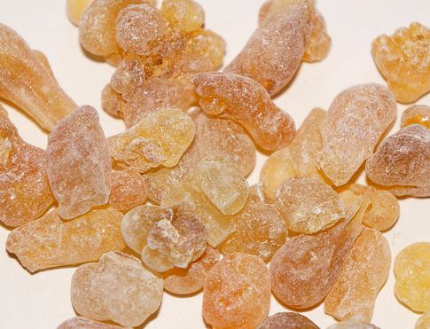 KADIDLO Omán Gold pryskyřice z kadidlovníků, zvané olibanum, luban, patří mezi nejúčinnější vykuřovadla čistící atmosféru jak na duchovní i fyzické úrovni, nese v sobě silnou spirituální energii